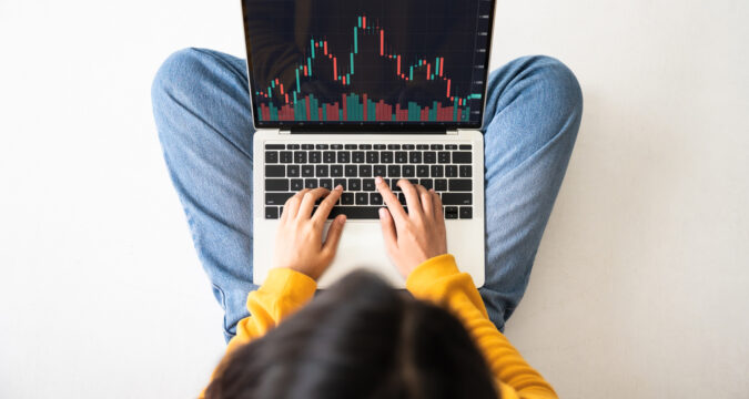 InvestmentFinancialStockMarketConceptTopViewWomanUsingComputer | Trading Online Recensioni Reseña de Novatradecore.com (Novatradecore) – Experimenta un Trading Avanzado con Esta Plataforma de Corretaje
