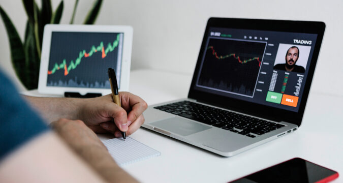 BusinessmanMakingAVideoCallWithAProfessionalTraderTo | Trading Online Recensioni Reseña de Moneda del Mundo: ¿Es una buena opción para operar?