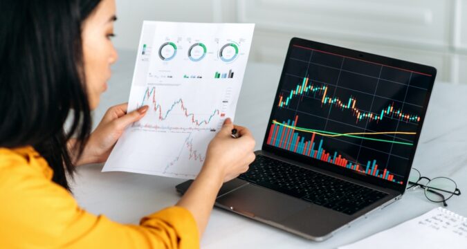 SuccessfulSmartWomanCryptoTraderAnInvestorUsesLaptopAnalyzes | Trading Online Recensioni Reseña de World Wide Chain (worldwidechain.io) – Trading Fácil para Inversores de Todos los Días